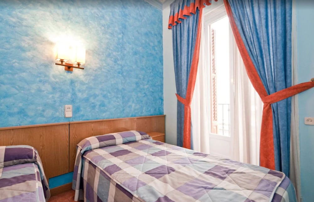 Фото Hostal Oporto