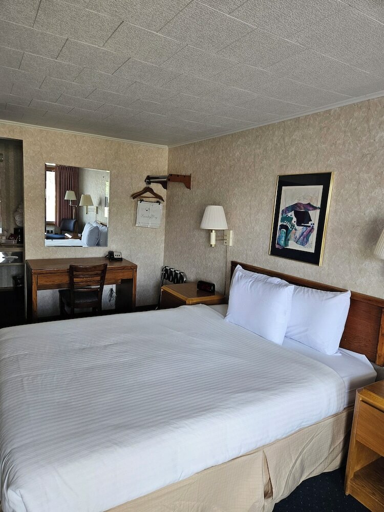 Фото Knights Inn Mackinaw City