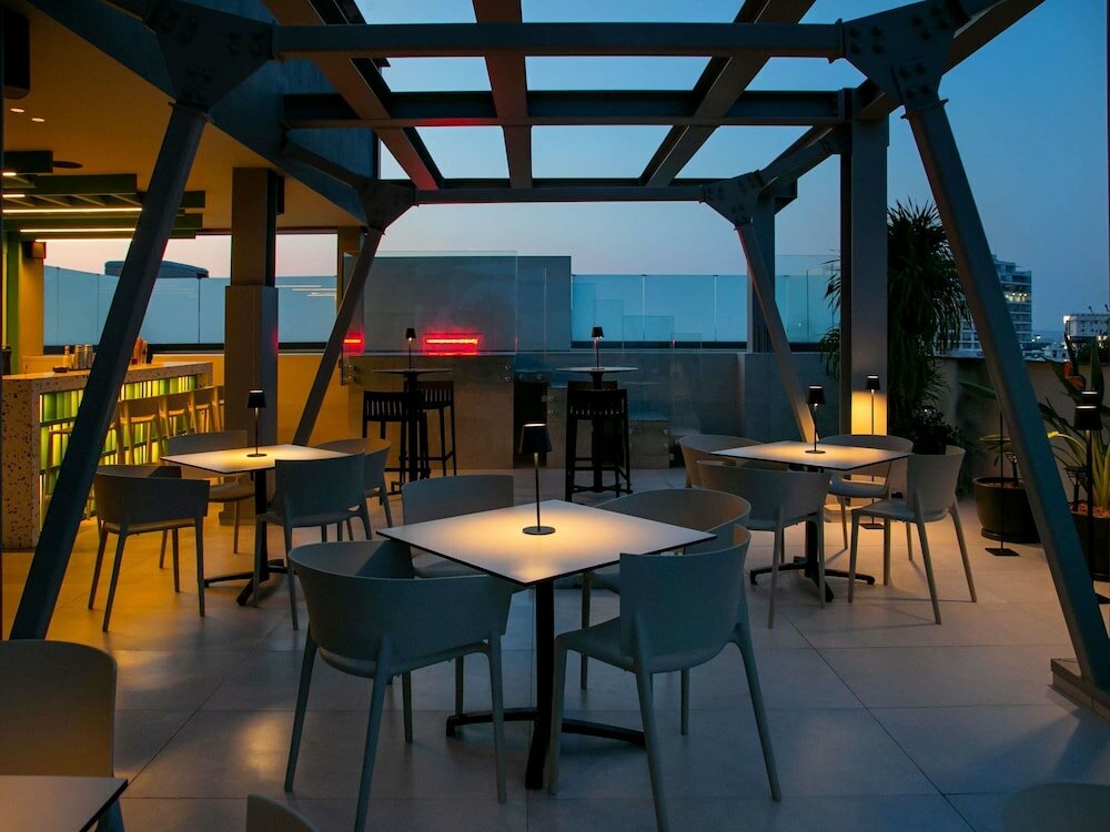 Фото Mercure Larnaca Finikoudes Beach