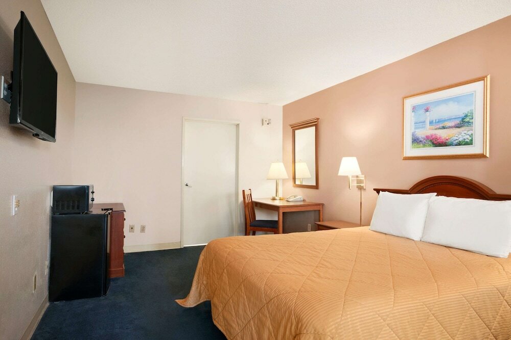 Фото Travelodge by Wyndham Bakersfield