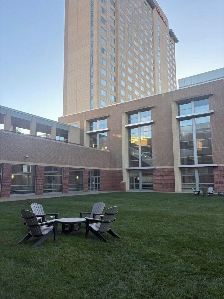 Фото Sheraton Overland Park Hotel at the Convention Center