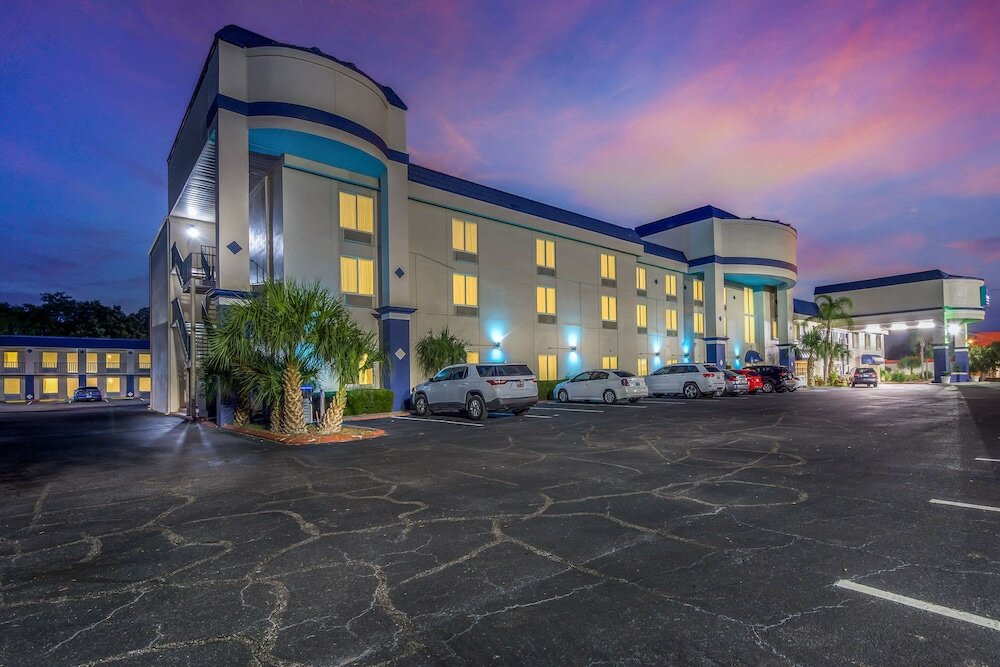Фото Clarion Inn & Suites Central Clearwater Beach