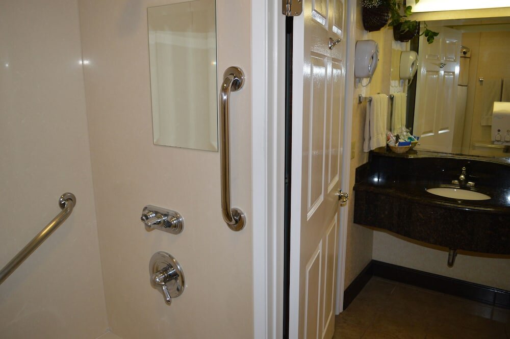 Фото Dynasty Suites Redlands