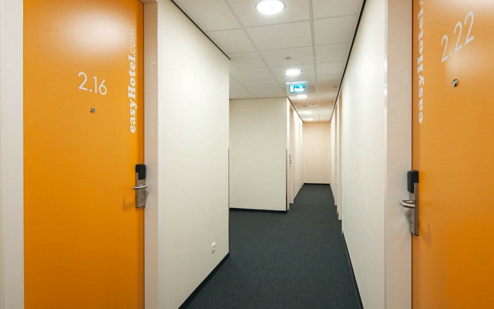 Фото EasyHotel The Hague City Centre