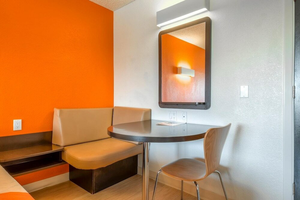 Фото Motel 6 Anaheim Maingate