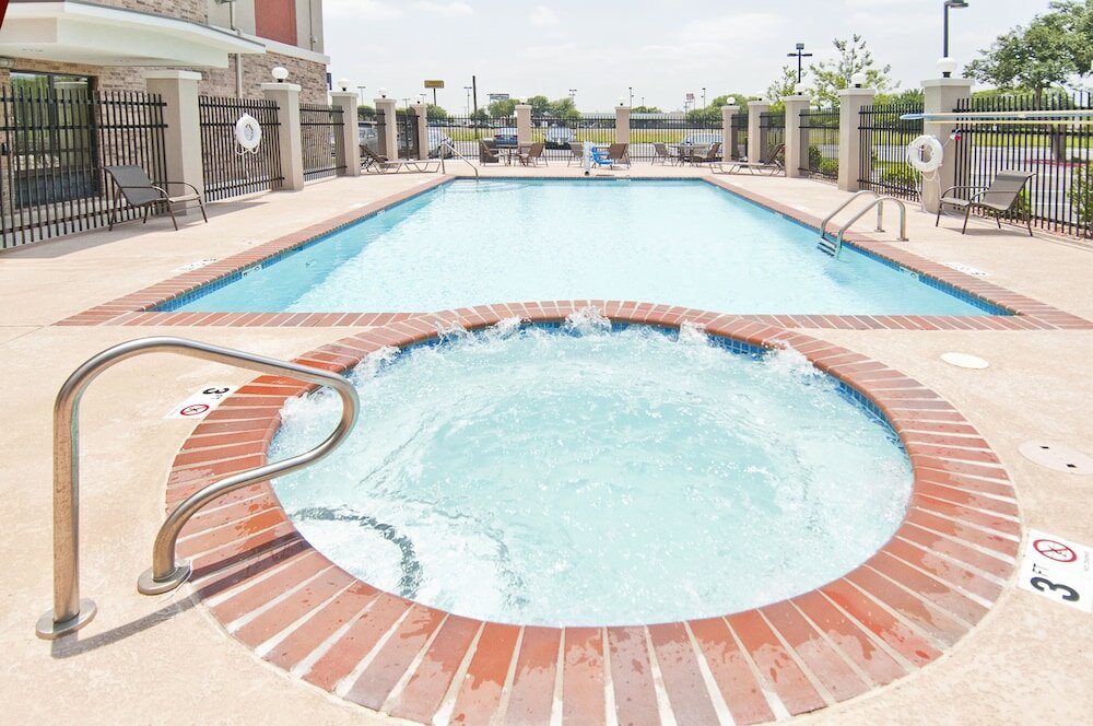 Фото Holiday Inn Express & Suites San Antonio Se by At&t Center, an Ihg Hotel