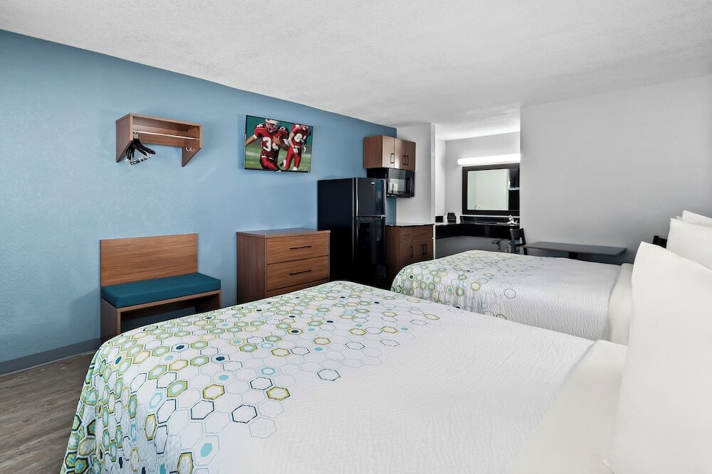 Фото HomeTowne Studios by Red Roof San Antonio E - Near At&t Center