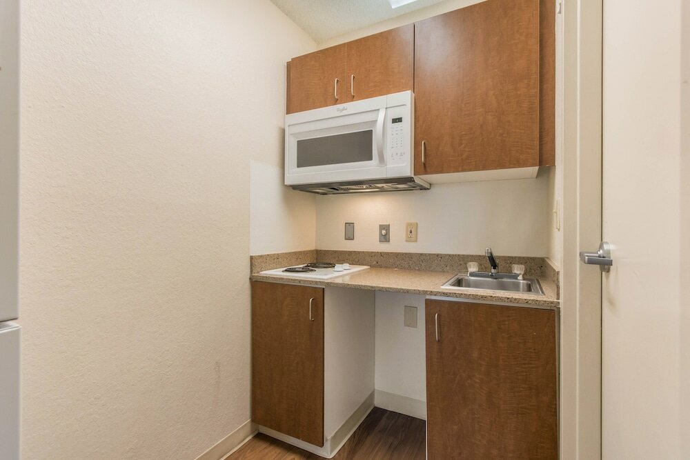 Фото HomeTowne Studios by Red Roof Fort Lauderdale