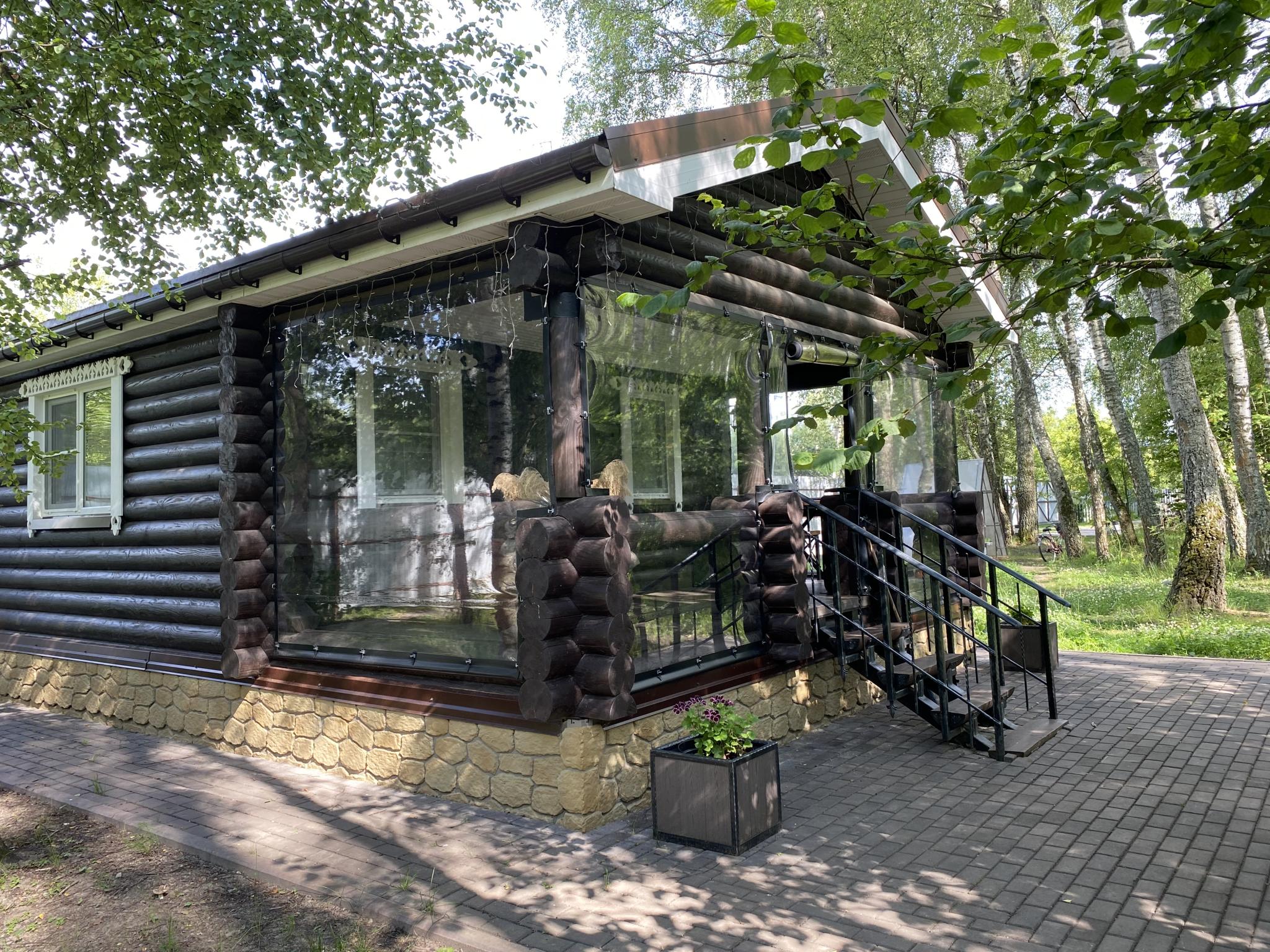 Фото Уютный домик в лесу у пруда