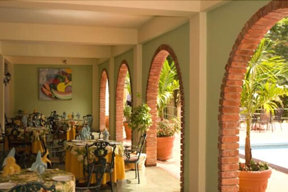 Фото The Mandeville Hotel