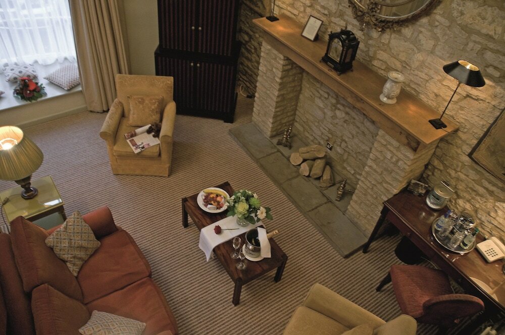 Фото Macdonald Bear Hotel