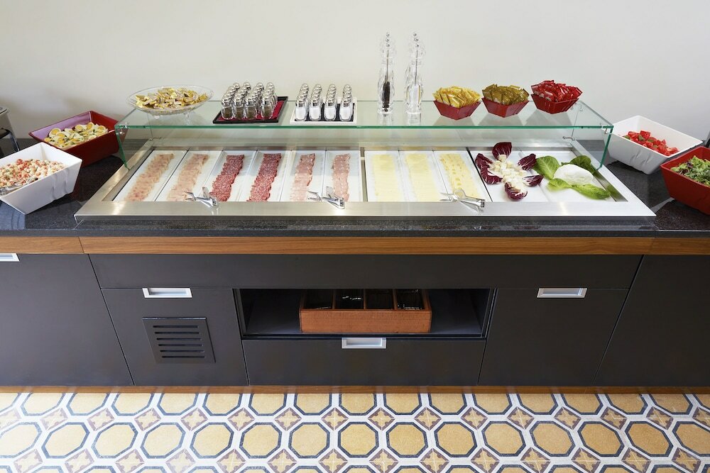 Фото Hotel The Building