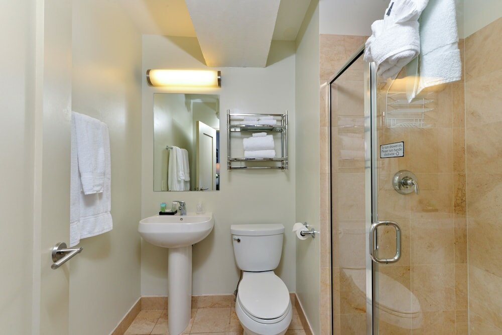 Фото Grand Eastonian Hotel & Suites