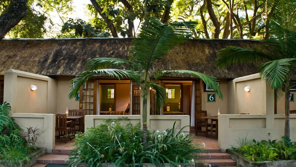 Фото Hotel Numbi and Garden Suites