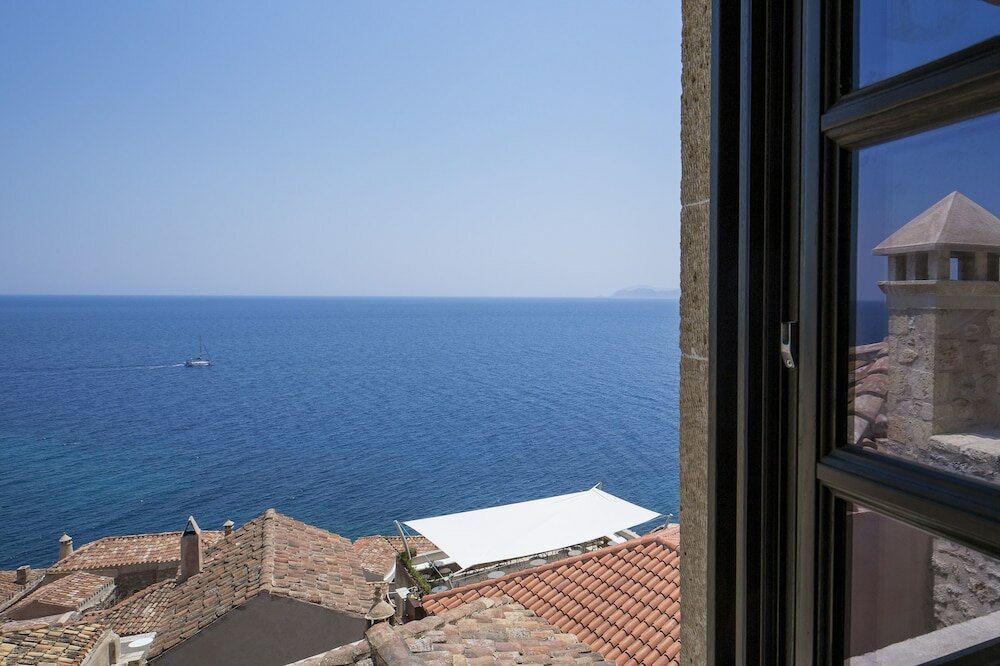 Фото Moni Emvasis Luxury Suites