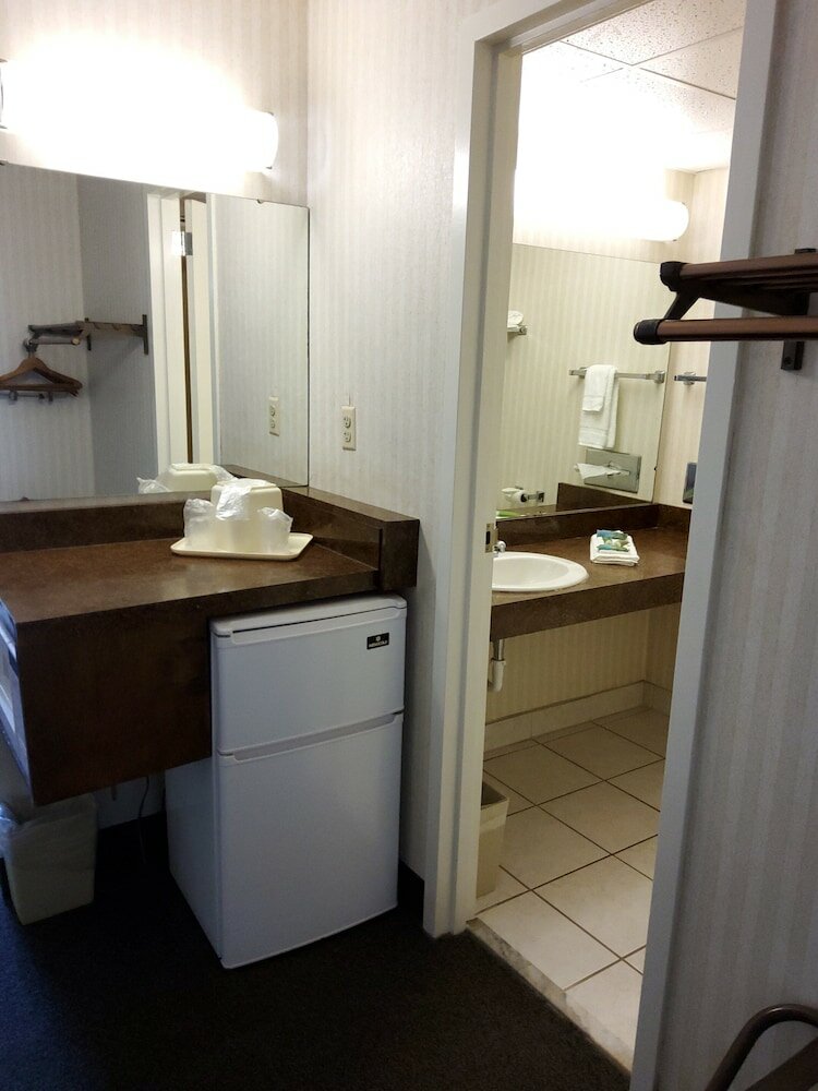 Фото Klopfenstein Inn and Suites