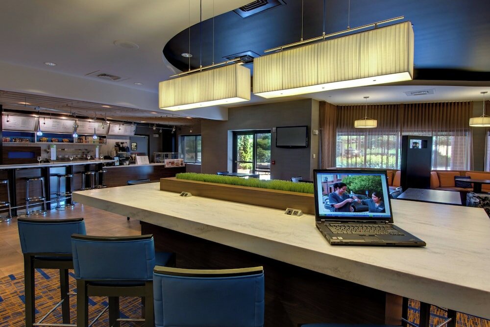 Фото Courtyard Madison East