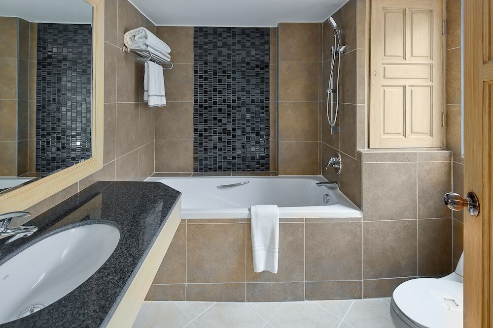 Фото Nora Lakeview Hotel