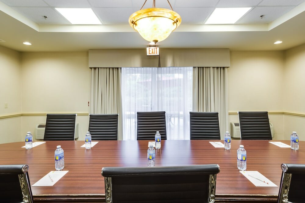 Фото Monte Carlo Inn - Brampton Suites