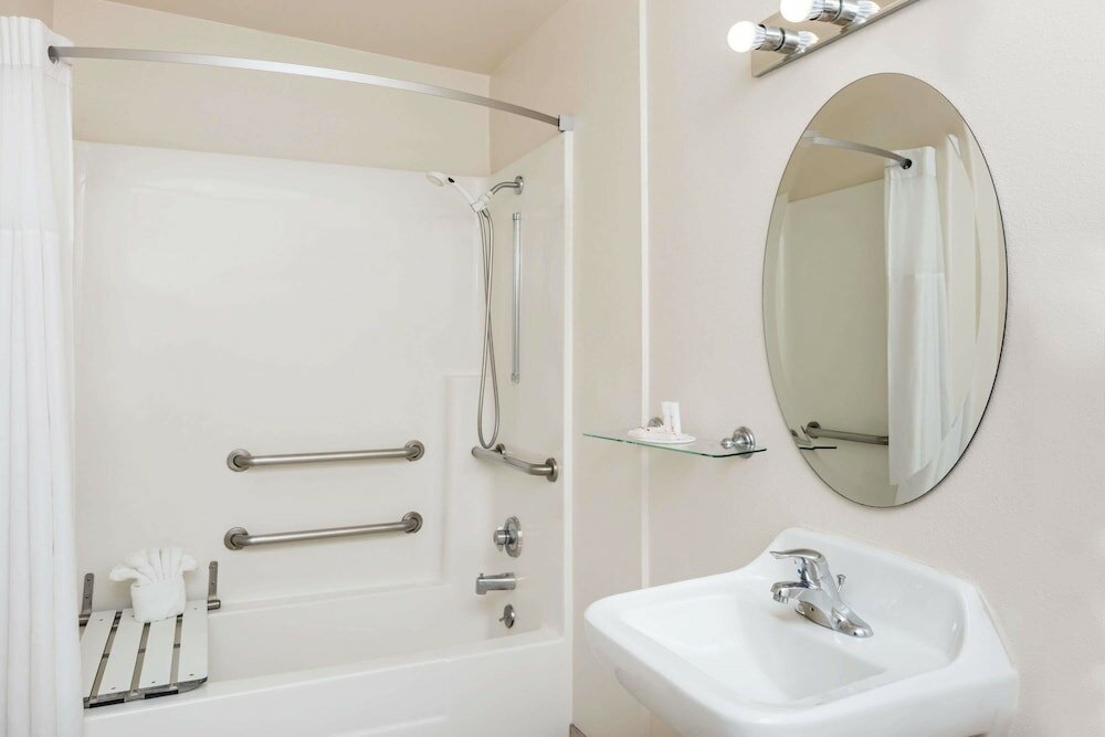 Фото Super 8 by Wyndham Monterey