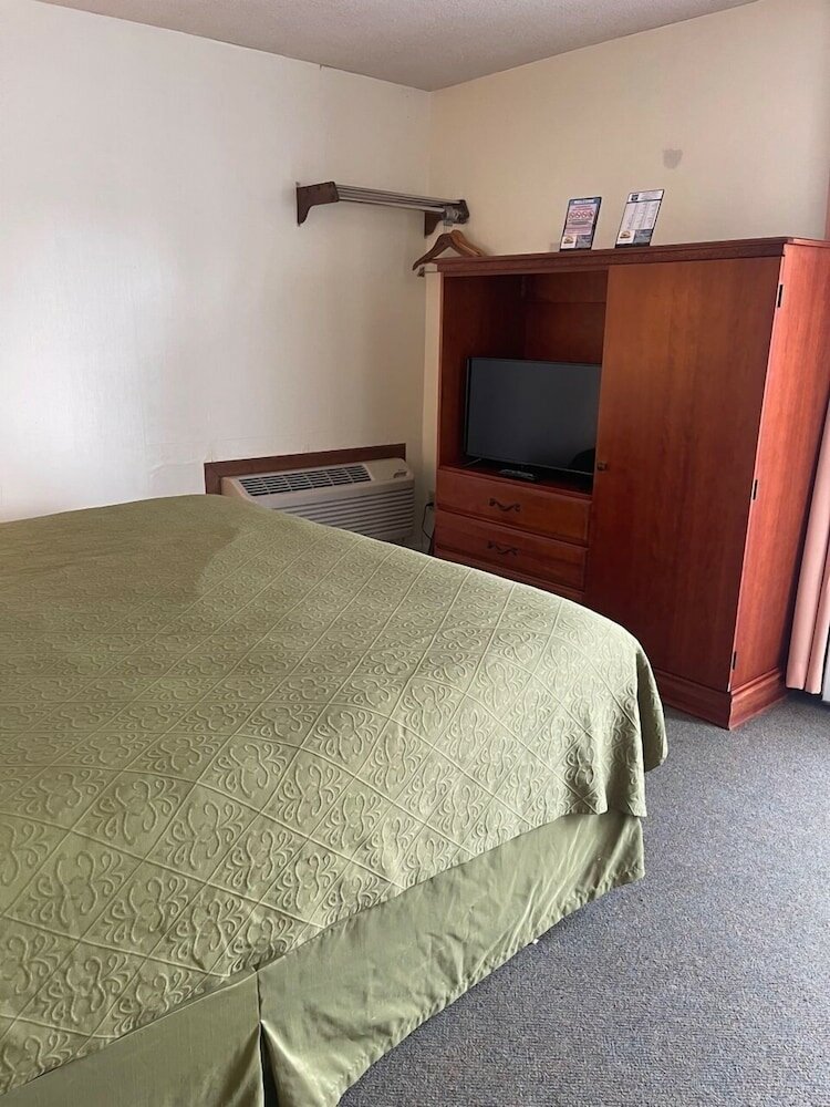 Фото Knights Inn Mackinaw City