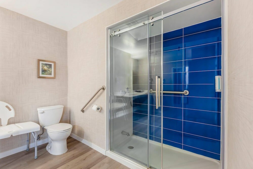 Фото Quality Suites Whitby