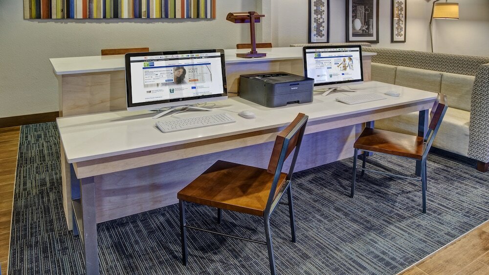 Фото Holiday Inn Express Hotel & Suites Corsicana, an Ihg Hotel