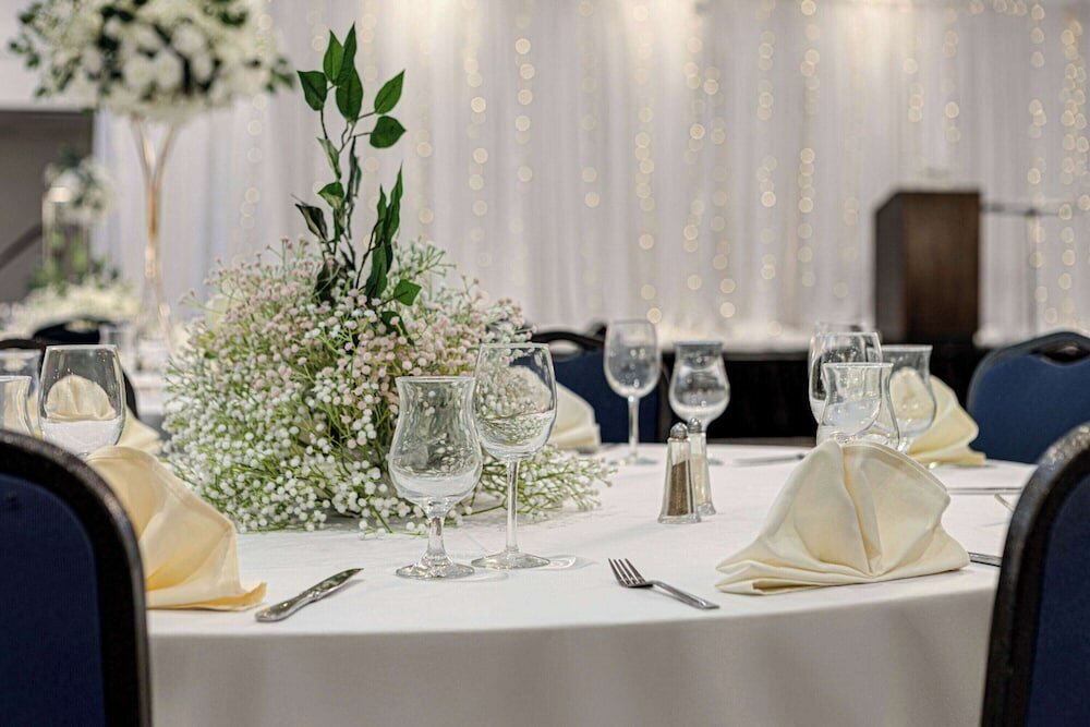 Фото Wyndham Edmonton Hotel and Conference Centre