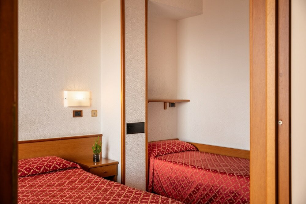 Фото Hotel Careni Villa Italia