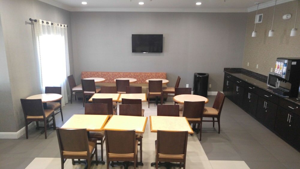 Фото Best Western Plus Delta Inn & Suites