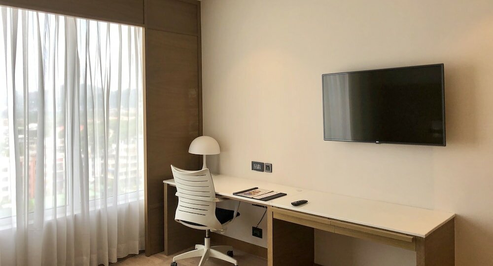 Фото Novotel Guwahati Gs Road Hotel