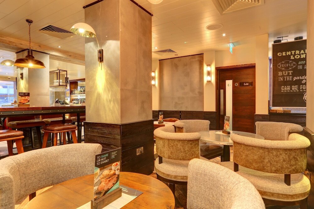 Фото Hub by Premier Inn London Westminster Abbey Hotel