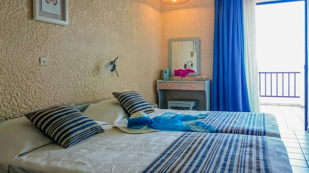 Фото Cavos Bay Hotel and Studios