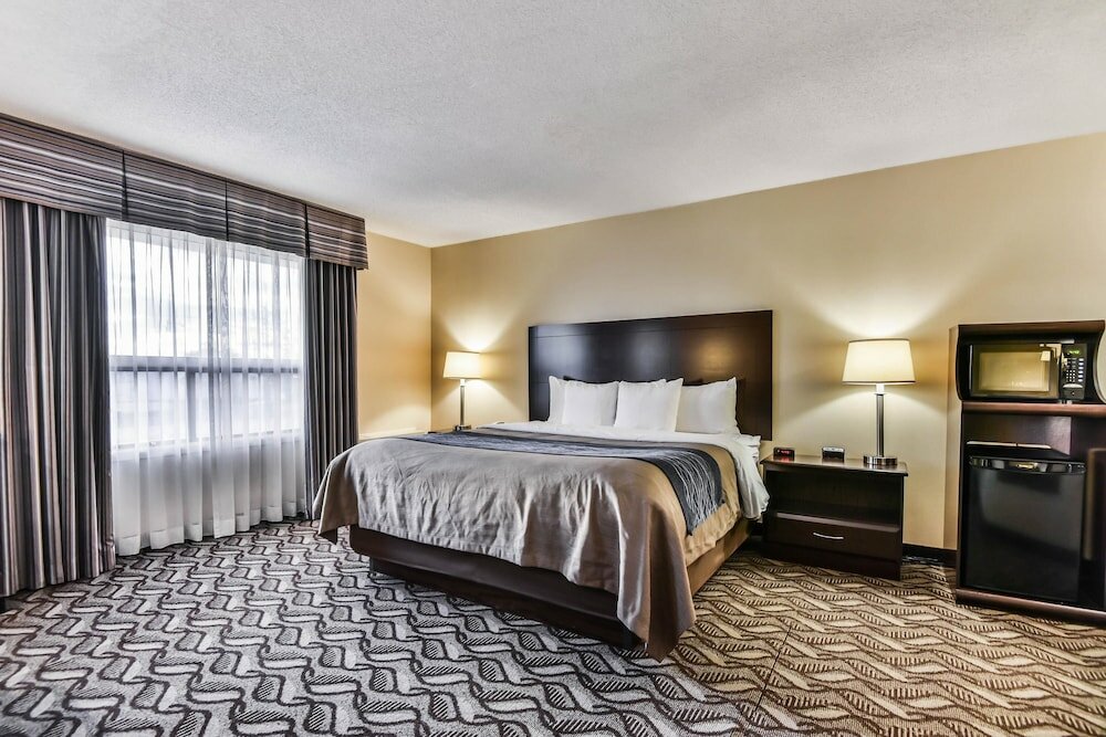 Фото Comfort Inn & Suites Ambassador Bridge