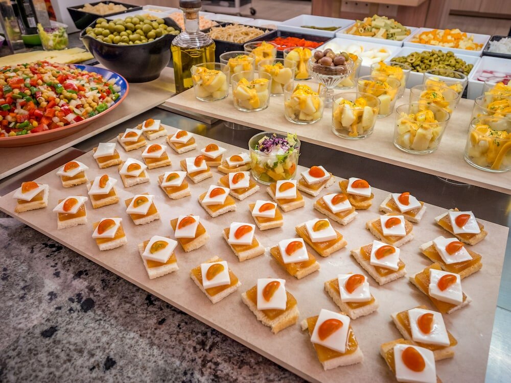 Фото Golden Avenida Family Suites