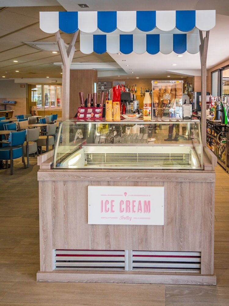 Фото Golden Avenida Family Suites