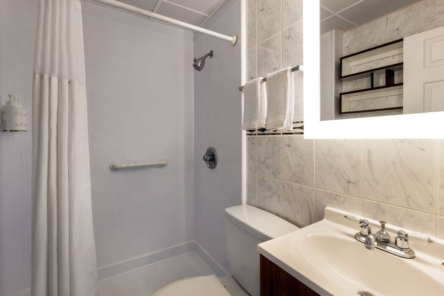 Фото Howard Johnson by Wyndham Ocean City Oceanfront