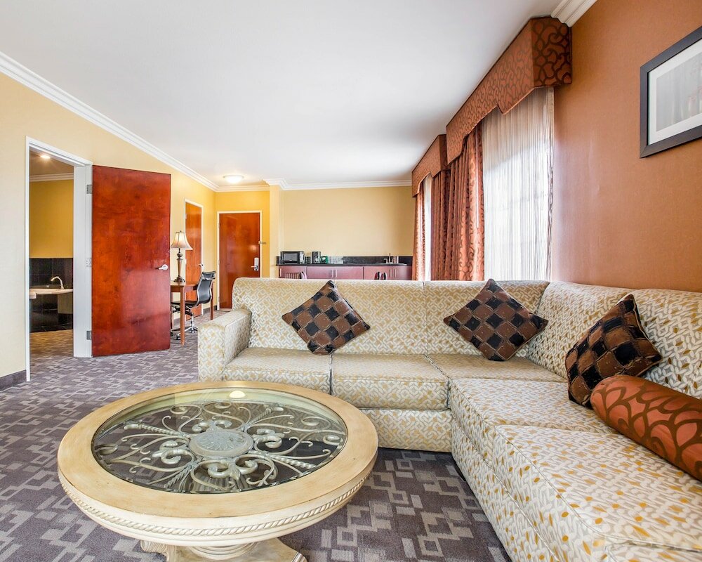 Фото Comfort Suites Oceanside Camp Pendleton Area