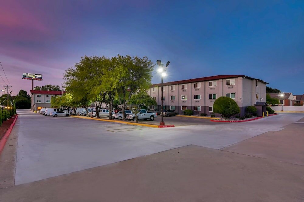 Фото Orangewood Inn & Suites Midtown