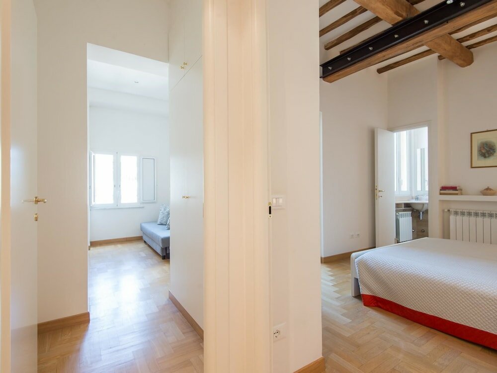 Фото Rsh Trevi Fountain Luxury Apartment