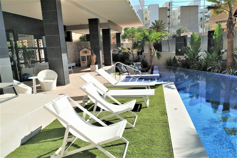 Фото Ahoy Apartments