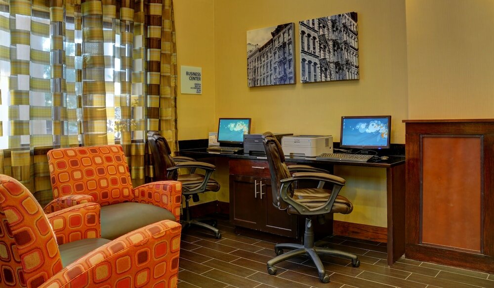 Фото Holiday Inn Express & Suites Midwest, an Ihg Hotel