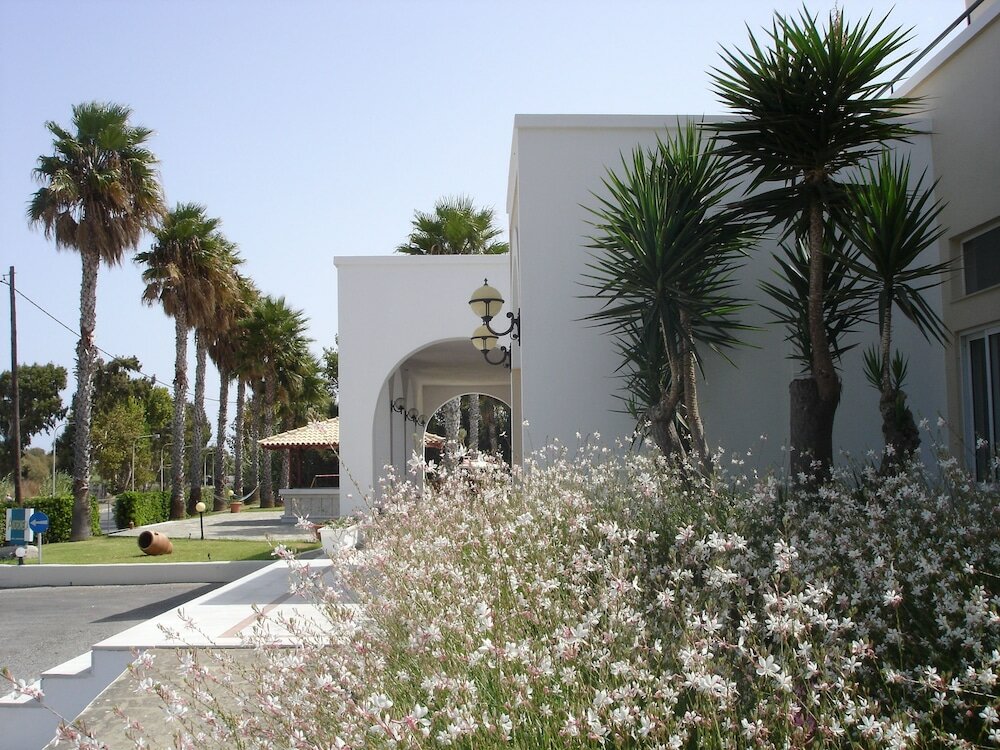 Фото Andromeda Hotel Apartments