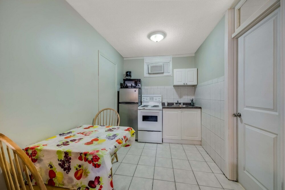 Фото Knights Inn Burlington, On