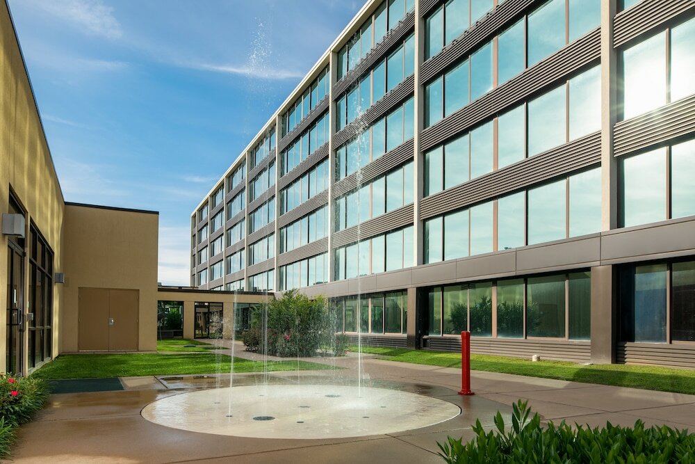 Фото Holiday Inn Hotel & Suites Charleston West, an Ihg Hotel