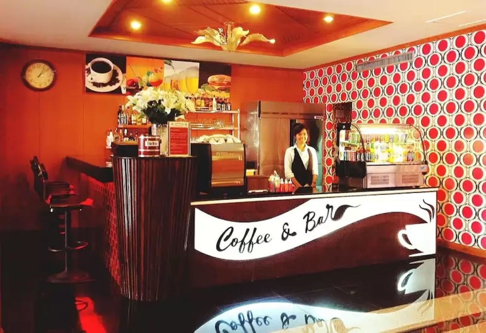 Фото Dynasty Inn Hotel