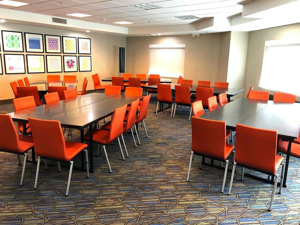 Фото Holiday Inn Express Hotel & Suites Marina - State Beach Area, an Ihg Hotel