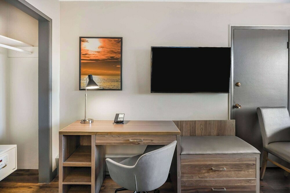 Фото Days Inn by Wyndham Victoria On The Harbour