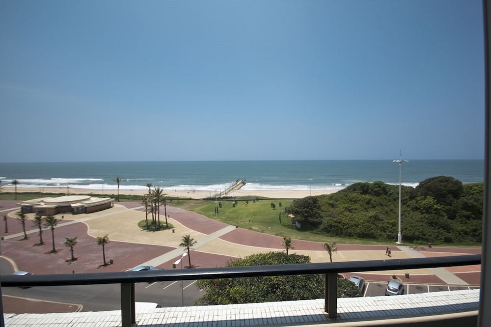 Фото The Blue Waters Hotel