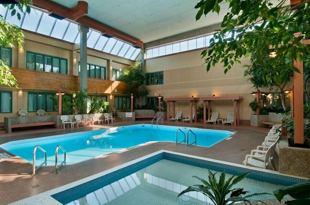Фото Travelodge by Wyndham Winnipeg East